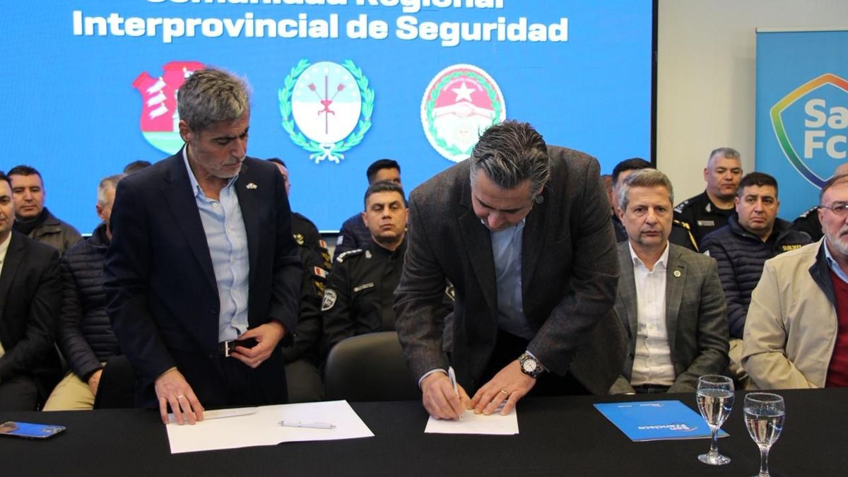 Los ministros de Seguridad de Santa Fe y Córdoba firmaron el convenio en San Francisco, dando inicio a un trabajo conjunto para combatir el delito en la región. Los ministros de Seguridad de Santa Fe y Córdoba firmaron el convenio en San Francisco, dando inicio a un trabajo conjunto para combatir el delito en la región.