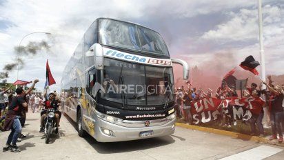 Una caravana multitudinaria acompañó a Colón rumbo al sueño de la Sudamericana