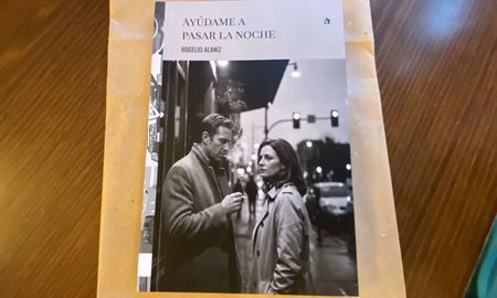El escritor Rogelio Alaniz lanzó “Ayúdame a pasar la noche”, un libro de 87 relatos atravesados por la noche, el peligro y las segundas oportunidades. El escritor Rogelio Alaniz lanzó “Ayúdame a pasar la noche”, un libro de 87 relatos atravesados por la noche, el peligro y las segundas oportunidades.