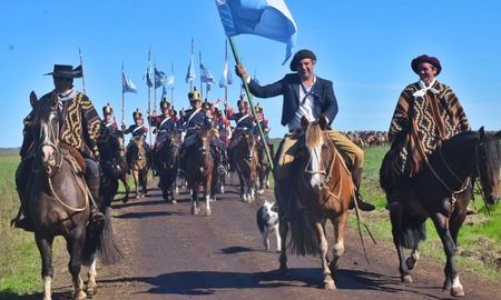 Alrededor de 400 caballos, incluyendo miembros del Regimiento de Granaderos a Caballo General San Martín, representantes de instituciones rurales y descendientes de la familia Solanet participaron del homenaje. Alrededor de 400 caballos, incluyendo miembros del Regimiento de Granaderos a Caballo General San Martín, representantes de instituciones rurales y descendientes de la familia Solanet participaron del homenaje.