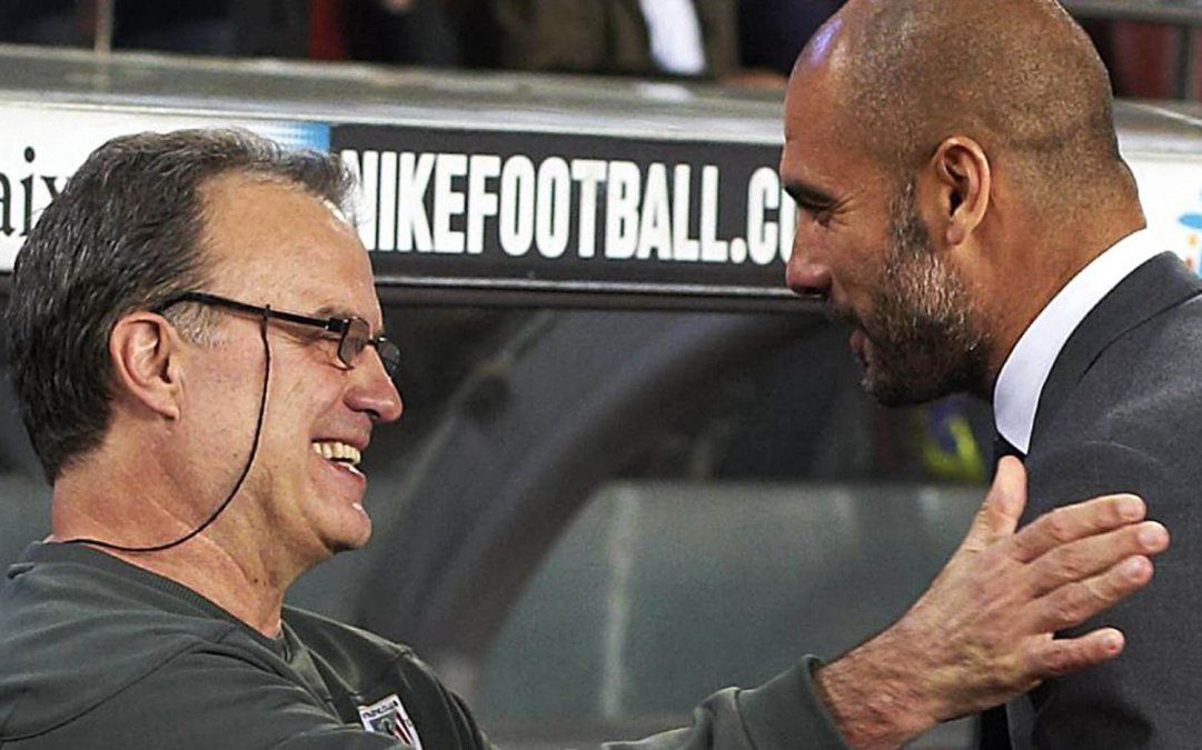 Pep Guardiola saluda a Marcelo Bielsa cuando dirigi&oacute; en Espa&ntilde;a.