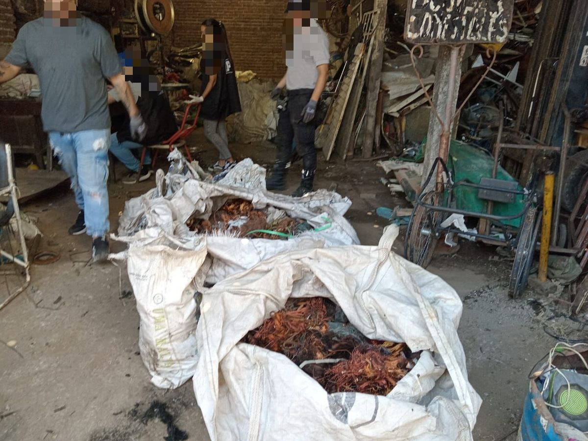 En una chatarrería de barrio Centenario hallaron 280 kilos de cables.