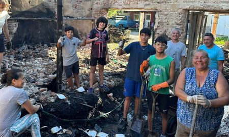 El incendio en barrio Cabal destruyó una vivienda y dejó a una familia sin nada, pero la respuesta del barrio fue inmediata y conmovedora. El incendio en barrio Cabal destruyó una vivienda y dejó a una familia sin nada, pero la respuesta del barrio fue inmediata y conmovedora.