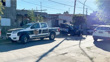 Agentes de la PDI, dependiente de la Agencia de Trata de Personas, fuera del domicilio allanado.&nbsp;