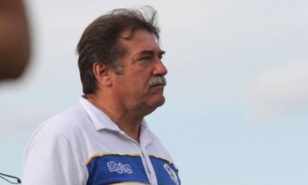 Alcides Merlo, exjugador del Club Atlético Unión, y su familia fueron víctimas de un violento robo durante la madrugada de este miércoles en Santo Tomé. Alcides Merlo, exjugador del Club Atlético Unión, y su familia fueron víctimas de un violento robo durante la madrugada de este miércoles en Santo Tomé.