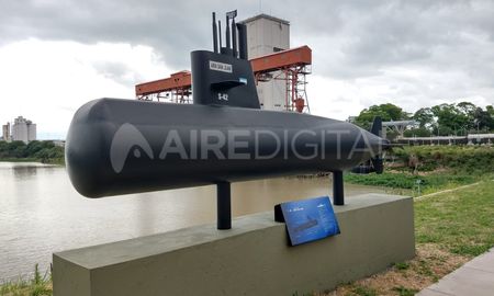El monumento fue instalado en el año 2019 en el Dique 2 del puerto de Santa Fe. El monumento fue instalado en el año 2019 en el Dique 2 del puerto de Santa Fe.