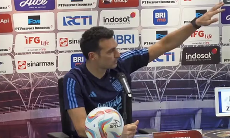 Lo que hizo Lionel Scaloni en plena conferencia que descolocó a todos: el traductor no entendió nada. Lo que hizo Lionel Scaloni en plena conferencia que descolocó a todos: el traductor no entendió nada.