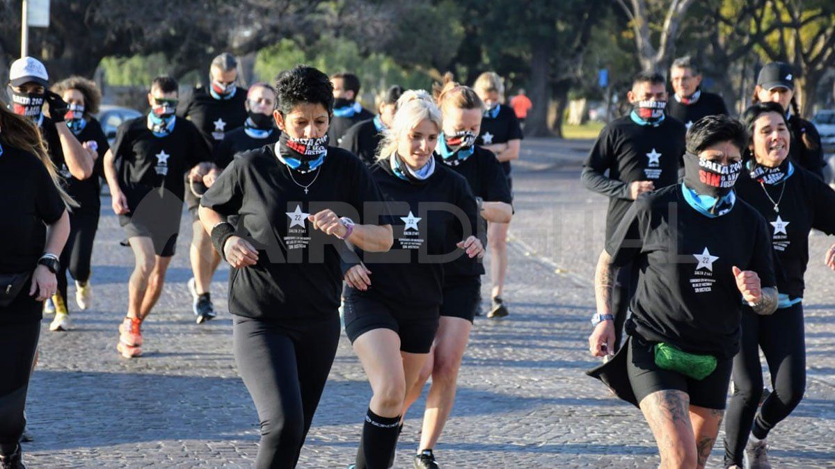 Maratonistas homenajearon a las 22 víctimas pidiendo justicia.