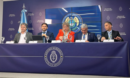 La ministra Alejandra Monteoliva y el gobernador Maximiliano Pullaro encabezaron la conferencia en el Ministerio de Seguridad. La ministra Alejandra Monteoliva y el gobernador Maximiliano Pullaro encabezaron la conferencia en el Ministerio de Seguridad.