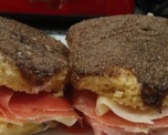 Tortitas negras rellenas con jamón crudo: la receta que abrió un nuevo debate Tortitas negras rellenas con jamón crudo: la receta que abrió un nuevo debate