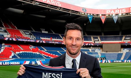El Paris Saint-Germain ya sacó a la venta la camiseta de Lionel Messi, que cuesta 188 dólares americanos, poco más de 18.000 pesos argentinos. El Paris Saint-Germain ya sacó a la venta la camiseta de Lionel Messi, que cuesta 188 dólares americanos, poco más de 18.000 pesos argentinos.