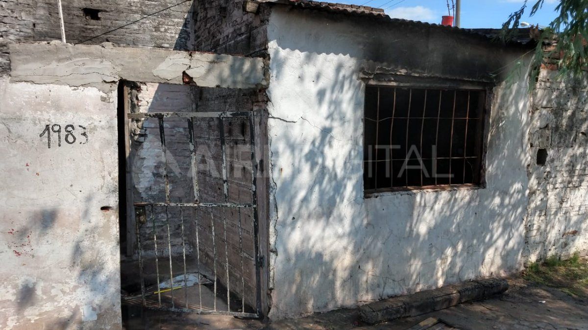 Pasaje Mitre 1983, barrio Santa Rosa de Lima. Así se ve el frente de la vivienda que fue incendiada esta madrugada.