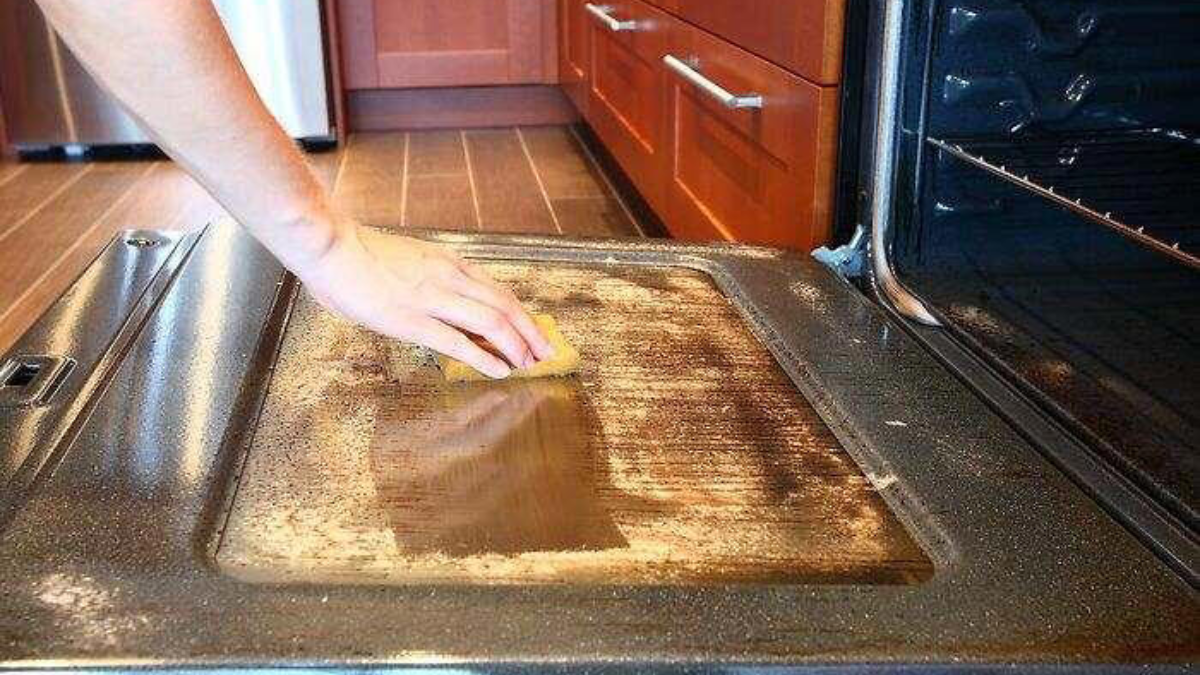 El truco definitivo para limpiar el horno y las hornallas sin químicos caros.