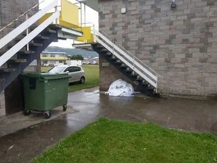 Sábanas. En las escaleras, estaban manchadas de excrementos según la familia. Foto: Peter Ashman.