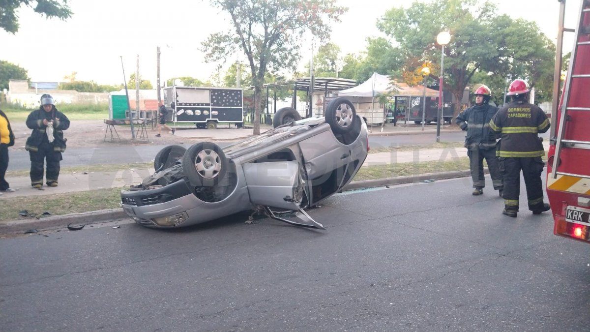 El coche quedó con las cuatro ruedas hacia arriba luego de impactar contra una columna de alumbrado público.