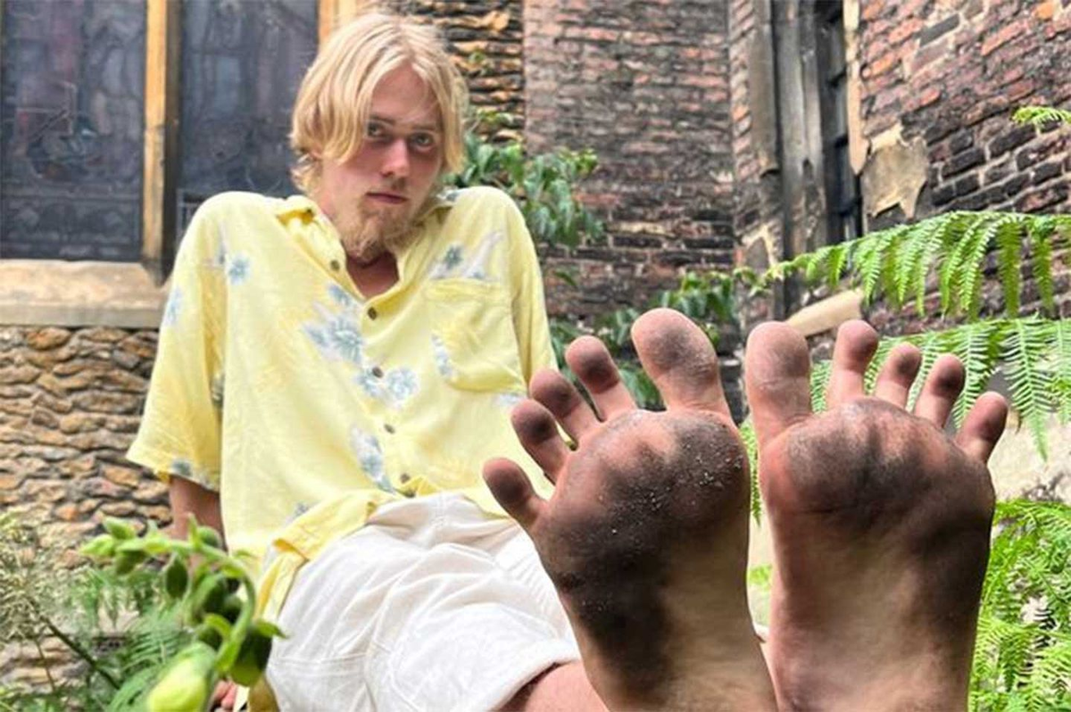 Se aburrió de usar zapatos