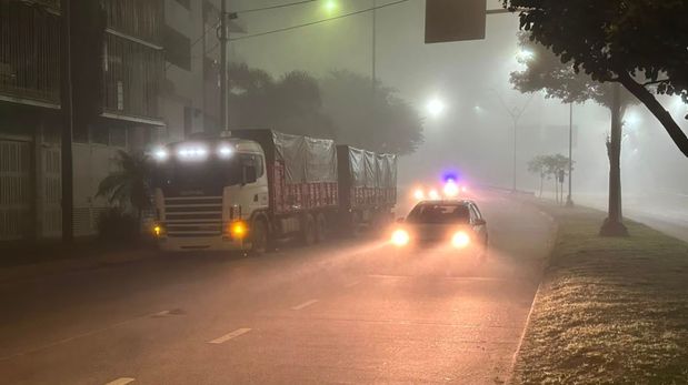 El camión quedó detenido por un desperfecto mecánico y genera complicaciones en el tránsito de Santa Fe.