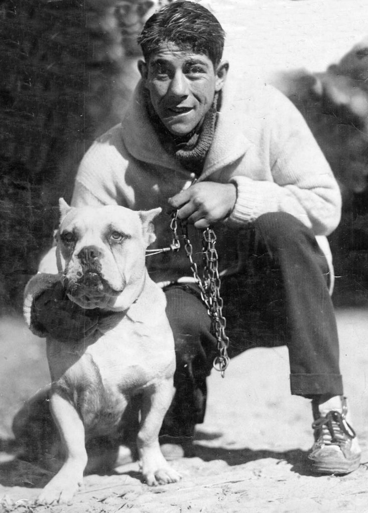 A casi 85 años de su partida, Justo Suárez conserva la categoría de mito y permanece en el recuerdo popular. Representó al pibe que se hizo bien de abajo y llegó a lo más alto, que derrochaba coraje y determinación en el ring, pegaba duro y, además, con un carisma que lo llevó sin escalas al altar de los adorados –literalmente– por el público.