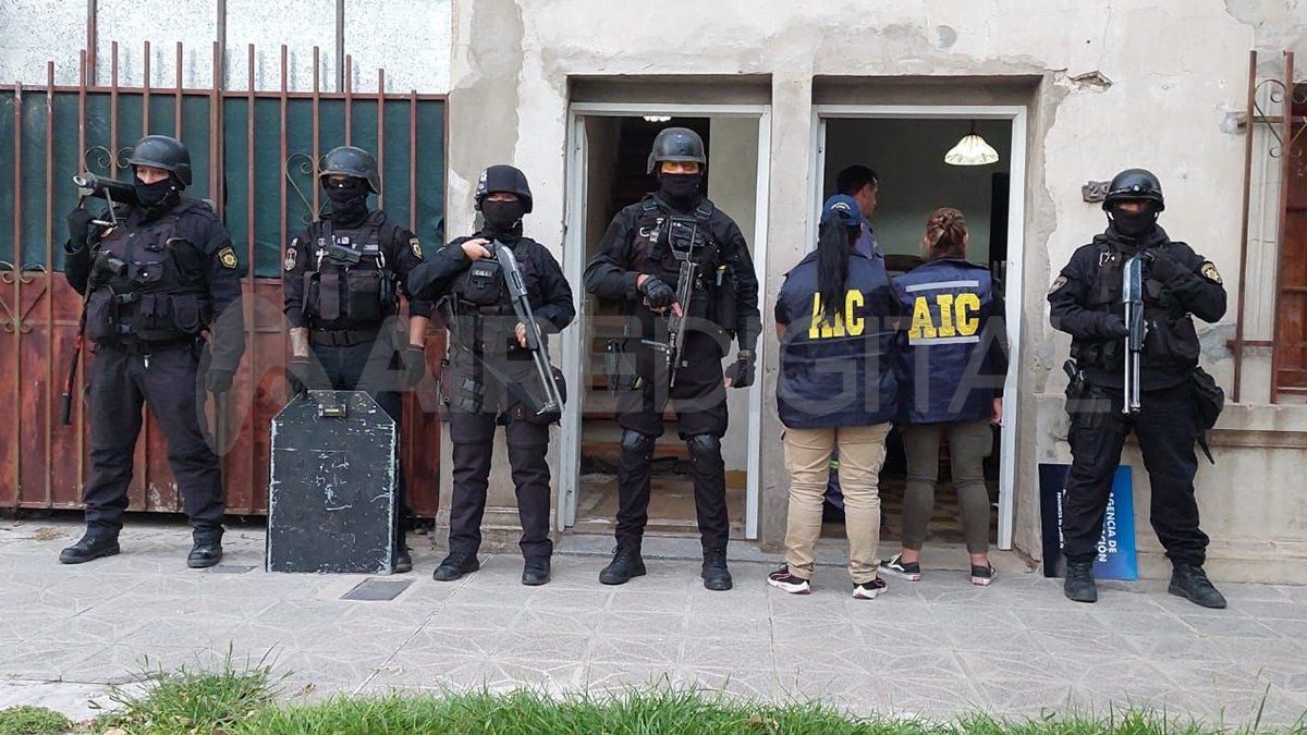 Los agentes irrumpieron y secuestraron documental relevante para la causa. Los agentes irrumpieron y secuestraron documental relevante para la causa.