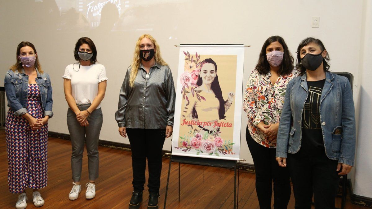 Fabiana Morón (al centro de la foto), la mamá de Julieta del Pino, participó de la presentación del video que homenajea a su hija, víctima de femicidio.