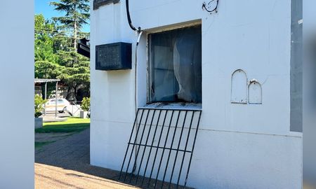 rompieron la reja de una ventana y entraron a una heladeria en boneo y general paz rompieron la reja de una ventana y entraron a una heladeria en boneo y general paz