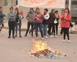 Familiares y vecinos se manifestaron en primer término frente a la sede la Jefatura de Policía de San Justo para luego trasladar el reclamo a la Comisaría 2° de la ciudad. Familiares y vecinos se manifestaron en primer término frente a la sede la Jefatura de Policía de San Justo para luego trasladar el reclamo a la Comisaría 2° de la ciudad.