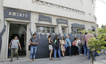 colocaron una placa en homenaje a vanesa castillo, a dos anos de su femicidio colocaron una placa en homenaje a vanesa castillo, a dos anos de su femicidio
