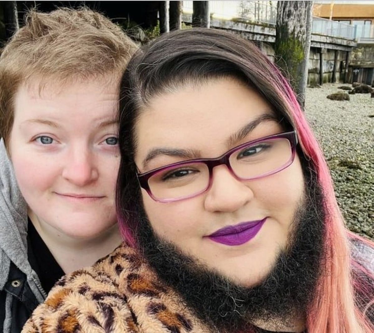 Coral y su novio Illias, que la apoya en no afeitarse (Coral Sánchez / SWNS).