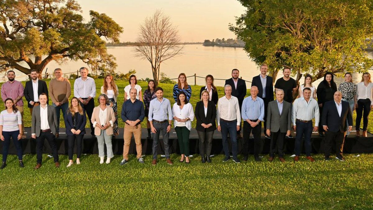 Con la presencia de la fórmula a gobernador y vice y todos los integrantes de la lista de diputados y diputadas, el frente se mostró sólido. Con la presencia de la fórmula a gobernador y vice y todos los integrantes de la lista de diputados y diputadas, el frente se mostró sólido.