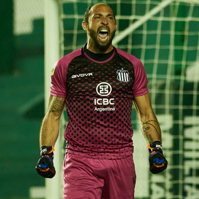 Una gran actuación de Marcos Díaz posibilitó el pase de Talleres a los octavos de final de la Copa Argentina.