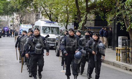 Según informó la policía, un llamado al 911 advirtió que un hombre dejó material explosivo en la Bolsa de Comercio de Rosario y en el Aeropuerto Internacional Fisherton. Según informó la policía, un llamado al 911 advirtió que un hombre dejó material explosivo en la Bolsa de Comercio de Rosario y en el Aeropuerto Internacional Fisherton.