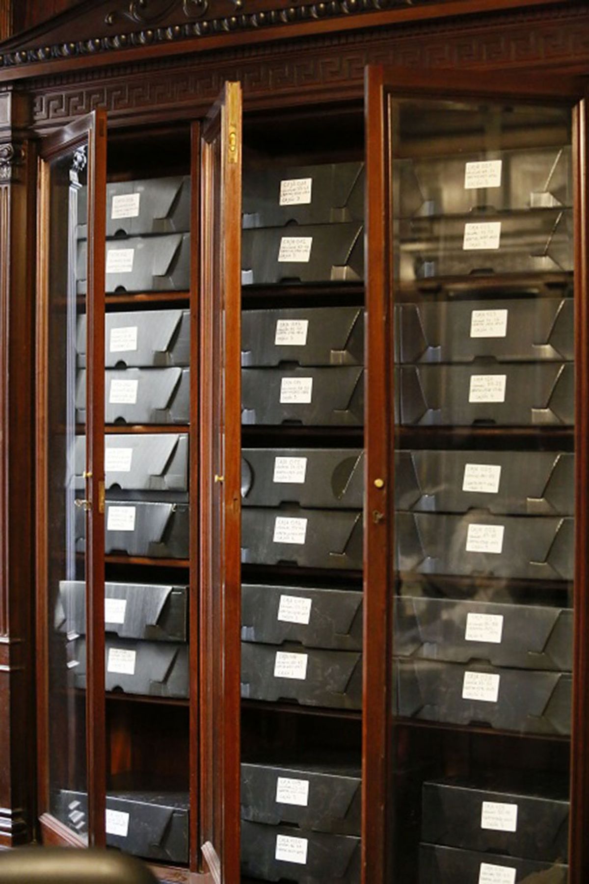 Las libretas limpias se almacenan en posición horizontal, dentro de cajas de polipropileno con interfoliado de papel libre de ácido. A cada caja se le coloca una etiqueta que especifica su contenido. Las libretas limpias se almacenan en posición horizontal, dentro de cajas de polipropileno con interfoliado de papel libre de ácido. A cada caja se le coloca una etiqueta que especifica su contenido.