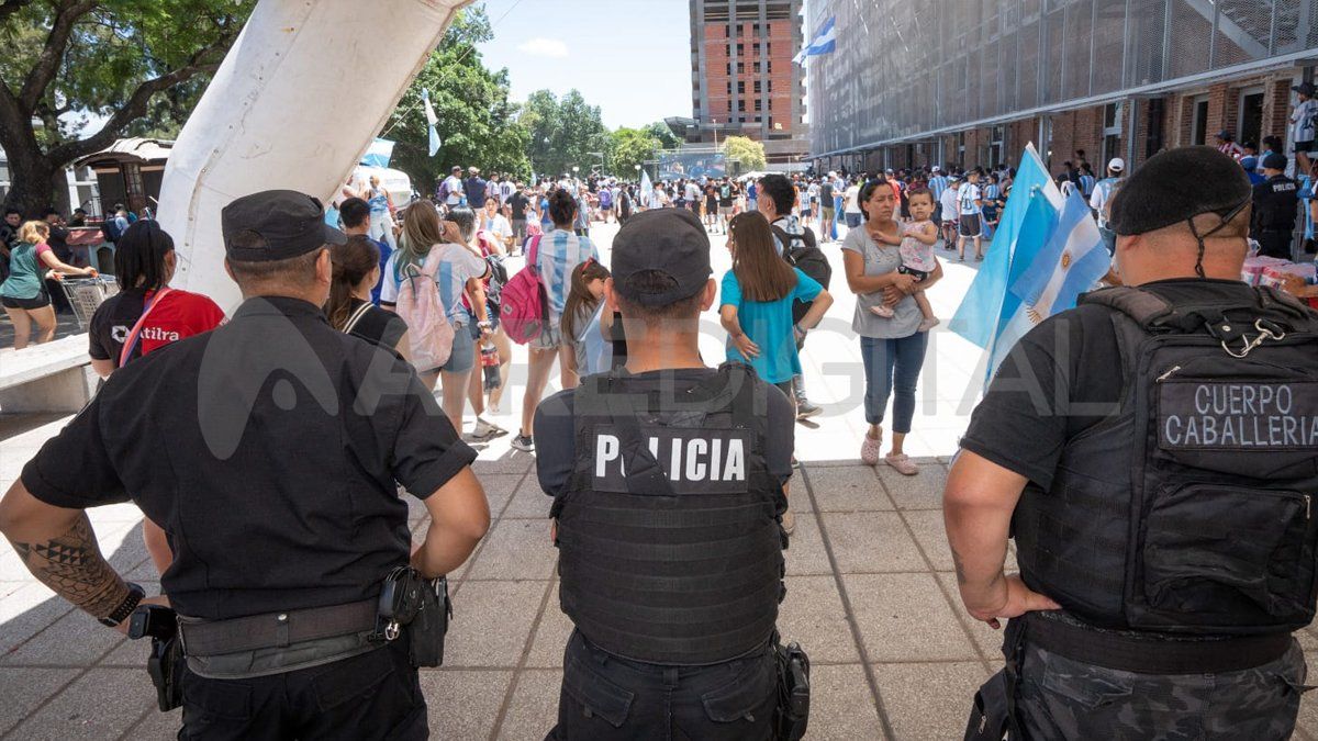 Los santafesinos miran la final en el Fan Fest que se montó en El Molino Fábrica Cultural.