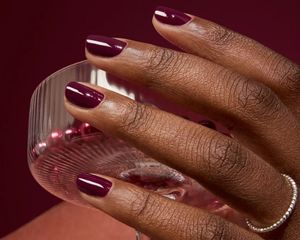 El color de esmalte que favorece a todas las pieles y domina en la temporada. El color de esmalte que favorece a todas las pieles y domina en la temporada.