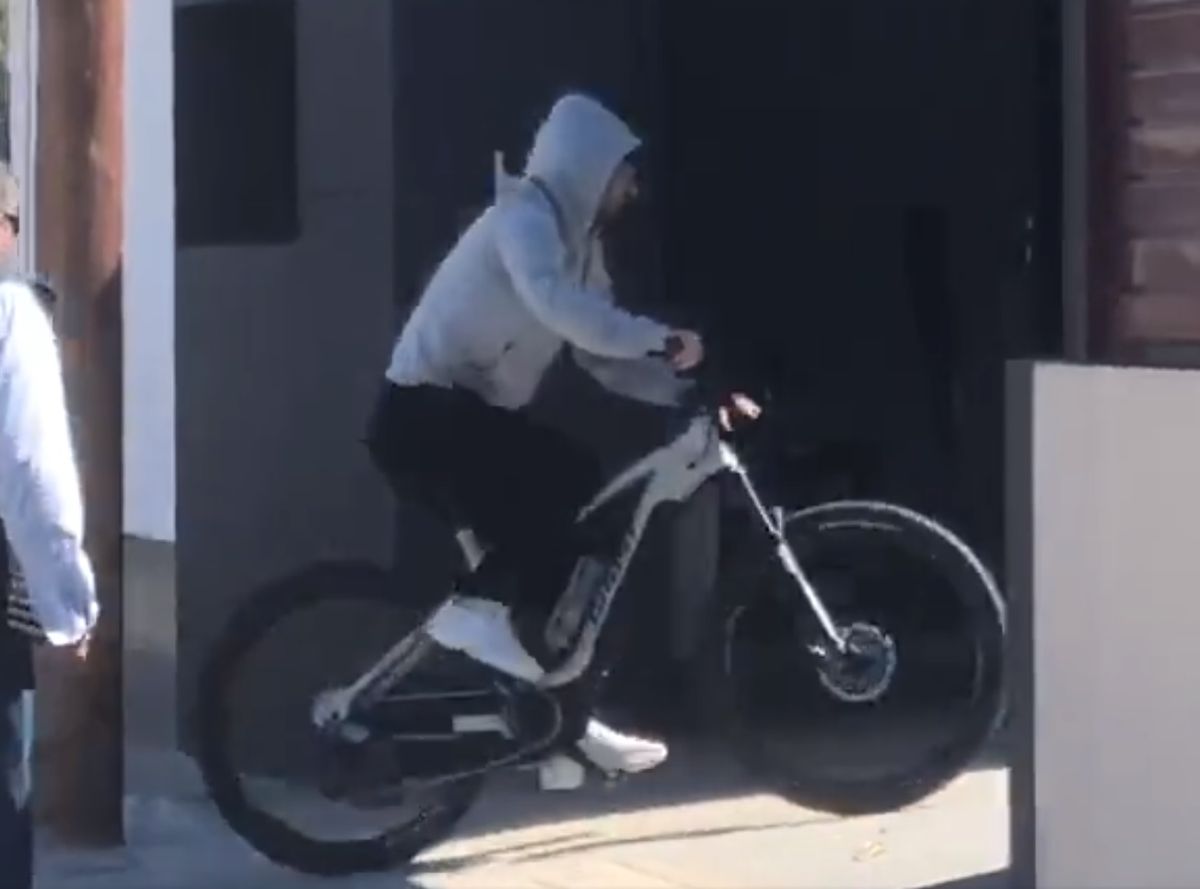 Messi solamente firmó camisetas argentinas en su regreso desde Barcelona a París