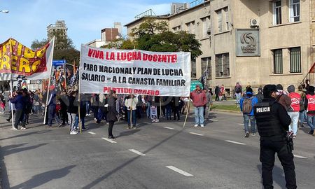 Tras el corte, los manifestantes fueron hacia la Casa de Gobierno.