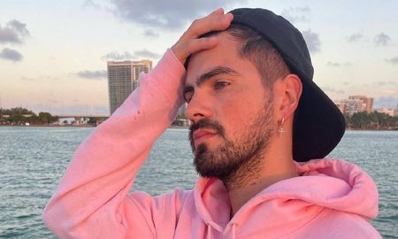 El cantante de Rombai fue drogado por una fan que le regaló brownies, pero nunca le advirtió que contenían marihuana. El cantante de Rombai fue drogado por una fan que le regaló brownies, pero nunca le advirtió que contenían marihuana.