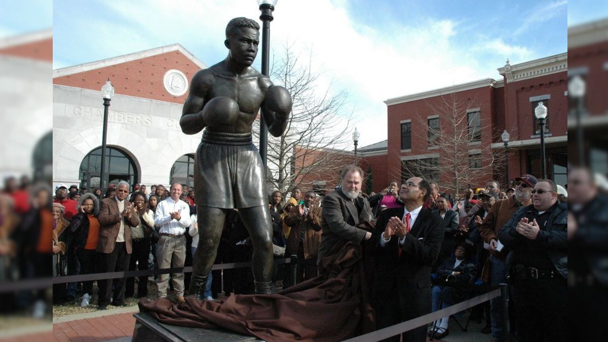 En Estados Unidos se erigieron distintos monumentos en memoria de Joe Louis. Uno de ellos se inauguró el sábado 27 de febrero de 2010 en el ala oeste del Palacio de Justicia del condado de Chambers, en Lafayette, Alabama, donde el ex campeón nació el 13 de mayo de 1914. Su hijo, Joe Louis Barrow, Jr. (en primer plano), y el escultor, Casey Downing (detrás del mismo), descubrieron la estatua de bronce de 2,40 metros. En Estados Unidos se erigieron distintos monumentos en memoria de Joe Louis. Uno de ellos se inauguró el sábado 27 de febrero de 2010 en el ala oeste del Palacio de Justicia del condado de Chambers, en Lafayette, Alabama, donde el ex campeón nació el 13 de mayo de 1914. Su hijo, Joe Louis Barrow, Jr. (en primer plano), y el escultor, Casey Downing (detrás del mismo), descubrieron la estatua de bronce de 2,40 metros.