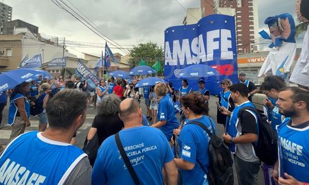 Los docentes realizaron una marcha por la tarde del lunes. Los docentes realizaron una marcha por la tarde del lunes.