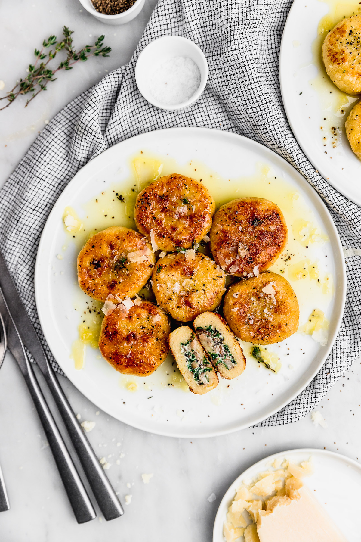 La receta de los ñoquis rellenos de acelga con queso son una deliciosa y original variante de los tradicionales italianos. La receta de los ñoquis rellenos de acelga con queso son una deliciosa y original variante de los tradicionales italianos.