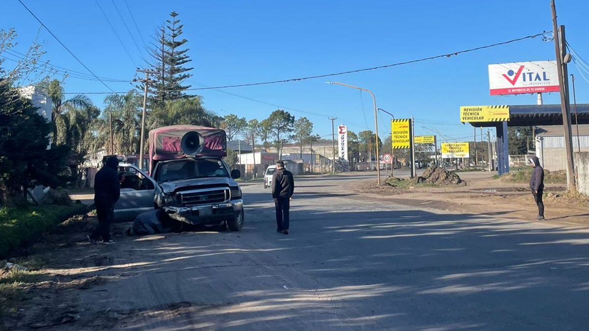 La camioneta F100 involucrada en el choque del sábado a la noche continuaba en el lugar del siniestro el domingo a la mañana.