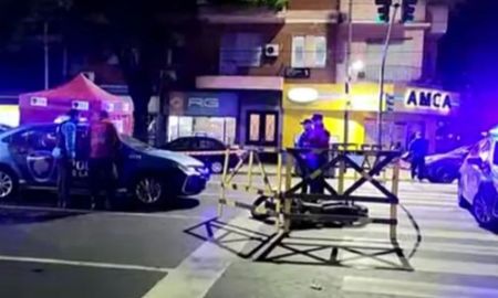 La escena del accidente en Colegiales donde un motociclista fue fatalmente atropellado por un camión de residuos tras resbalar en una mancha de gasoil. La escena del accidente en Colegiales donde un motociclista fue fatalmente atropellado por un camión de residuos tras resbalar en una mancha de gasoil.