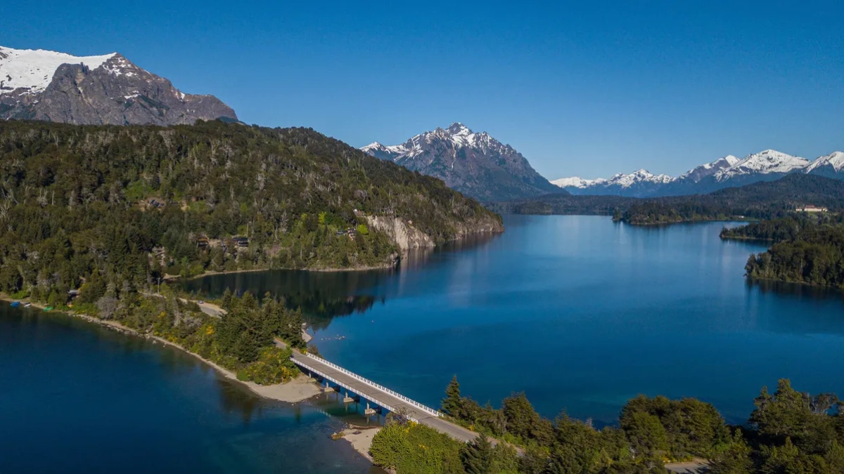 Comenzando en el corazón de Bariloche, se puede disfrutar de un increíble circuito que rodea el Lago Nahuel Huapi. Comenzando en el corazón de Bariloche, se puede disfrutar de un increíble circuito que rodea el Lago Nahuel Huapi.