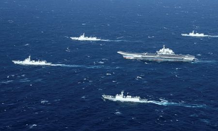 Alrededor del 30% del comercio global atraviesa el Mar de la China Meridional, delimitado al Oeste por las costas de Vietnam, al Sur por Malasia y Brunei, al Este por Filipinas y al Norte por el sudeste de China y Taiwán. Además, la zona que posee cientos de islas y numerosos archipiélagos, tiene preciados yacimientos de petróleo y gas. Alrededor del 30% del comercio global atraviesa el Mar de la China Meridional, delimitado al Oeste por las costas de Vietnam, al Sur por Malasia y Brunei, al Este por Filipinas y al Norte por el sudeste de China y Taiwán. Además, la zona que posee cientos de islas y numerosos archipiélagos, tiene preciados yacimientos de petróleo y gas.