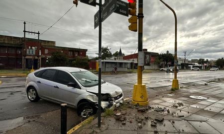 A raíz del fuerte impacto, el automovilista fue asistido en el lugar y posteriormente trasladado al Hospital José María Cullen. A raíz del fuerte impacto, el automovilista fue asistido en el lugar y posteriormente trasladado al Hospital José María Cullen.