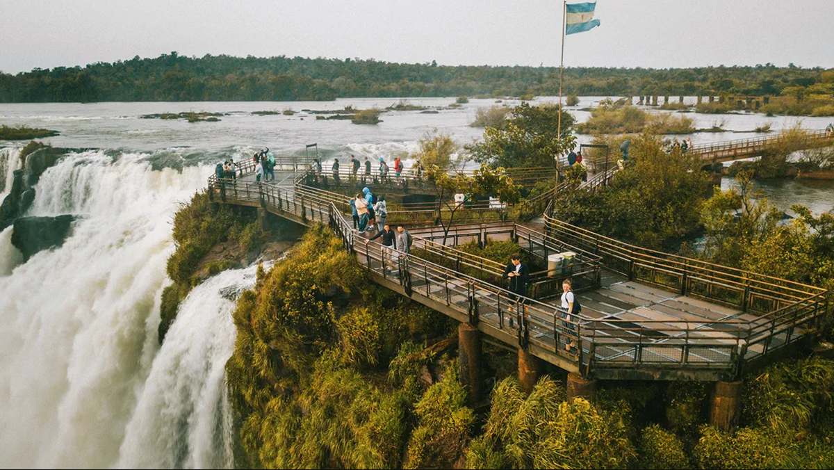 La medida fue tomada por las autoridades del Parque Nacional como consecuencia de la fuerte crecida registrada en el caudal del río Iguazú.