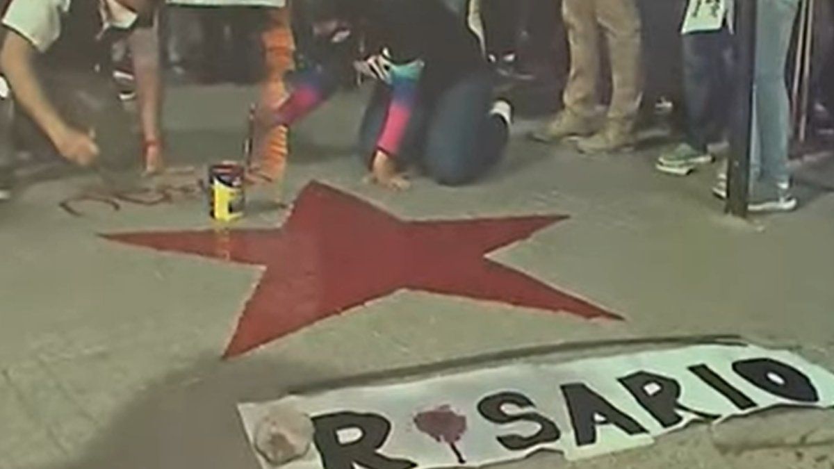 Una cruz roja en Rosario recuerda a Joaquín Pérez