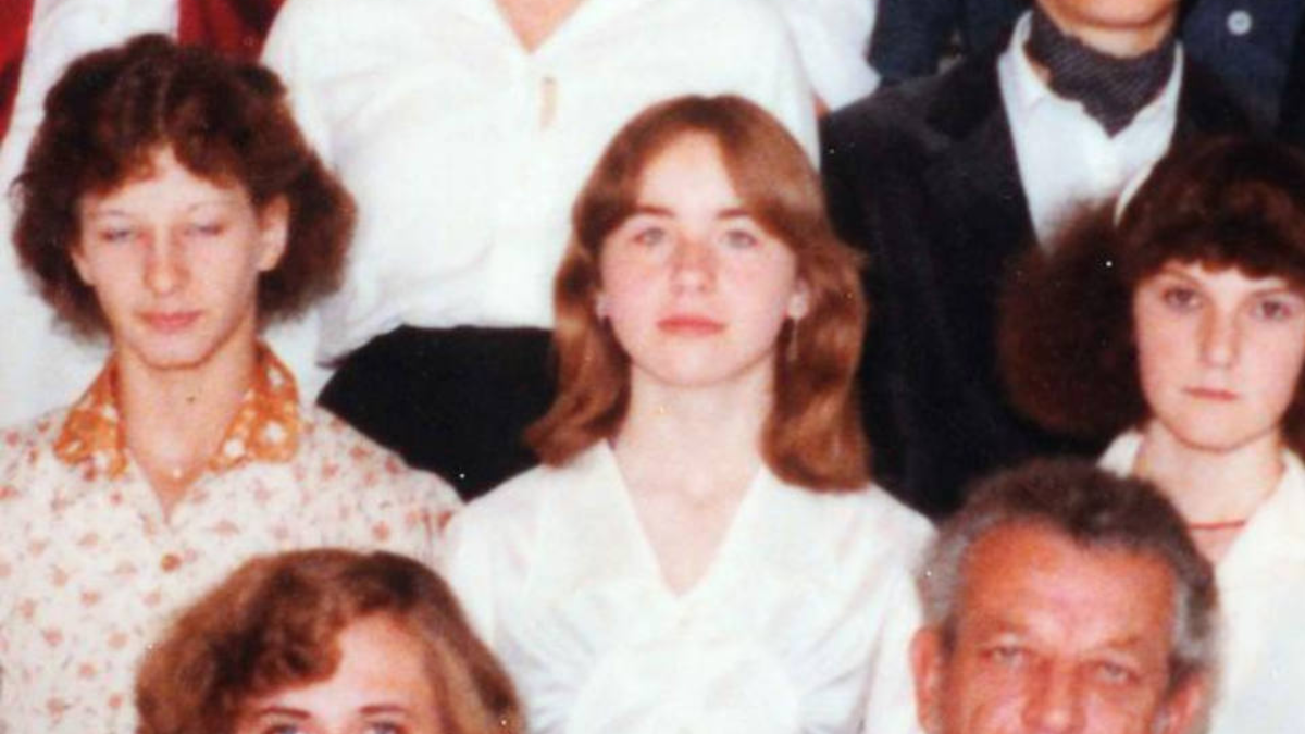Josef Fritzl amarró a Elisabeth a la cama y la violó repetidas veces. La mantuvo ahí abajo durante 24 años y tuvo siete hijos con ella. Josef Fritzl amarró a Elisabeth a la cama y la violó repetidas veces. La mantuvo ahí abajo durante 24 años y tuvo siete hijos con ella.