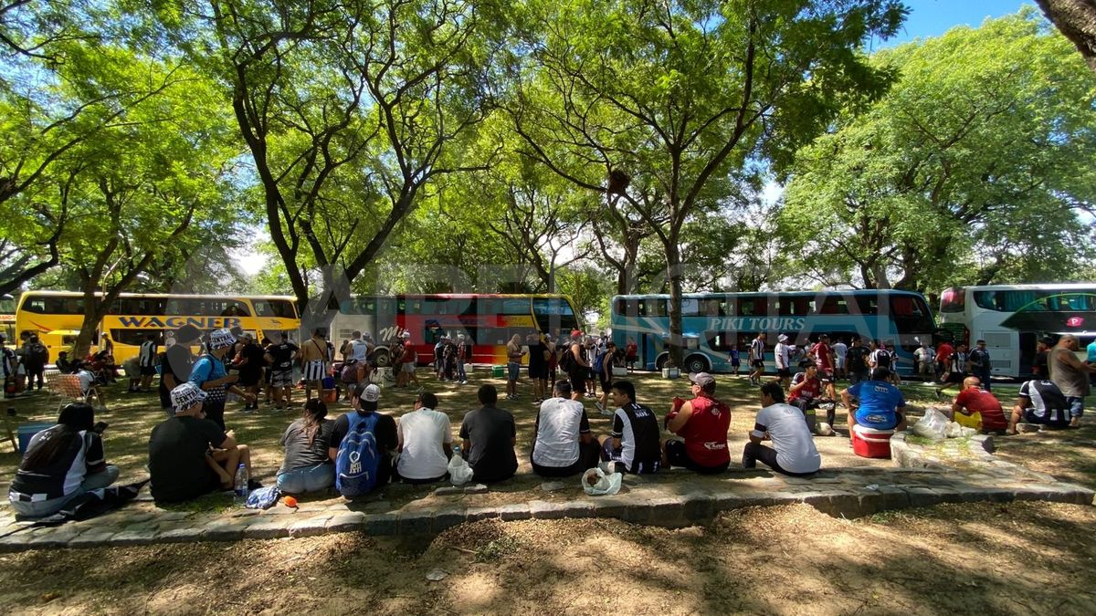 La previa de los hinchas de Central Córdoba, coparon el Parque Garay. La previa de los hinchas de Central Córdoba, coparon el Parque Garay.