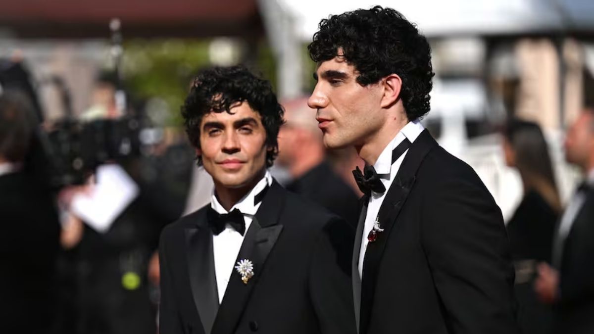 Javier Calvo y Javier Ambrossi recibieron el premio a Mejor Dirección en el Festival de Cannes 2026 por La bola negra. Javier Calvo y Javier Ambrossi recibieron el premio a Mejor Dirección en el Festival de Cannes 2026 por La bola negra.
